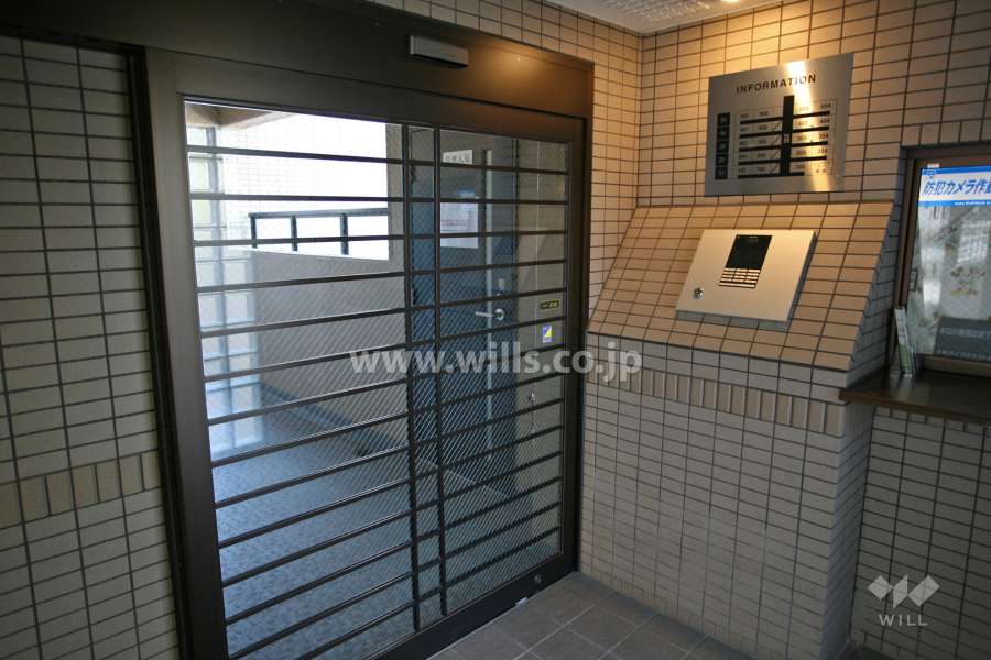 エントランスはオートロック付きです。