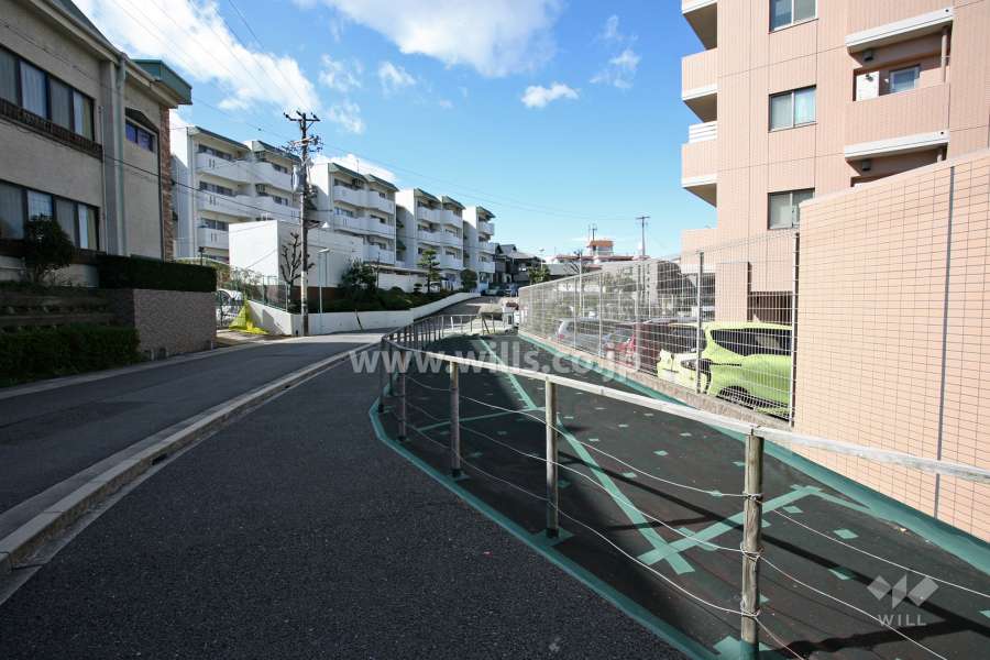 敷地南側の前面道路（東側から）