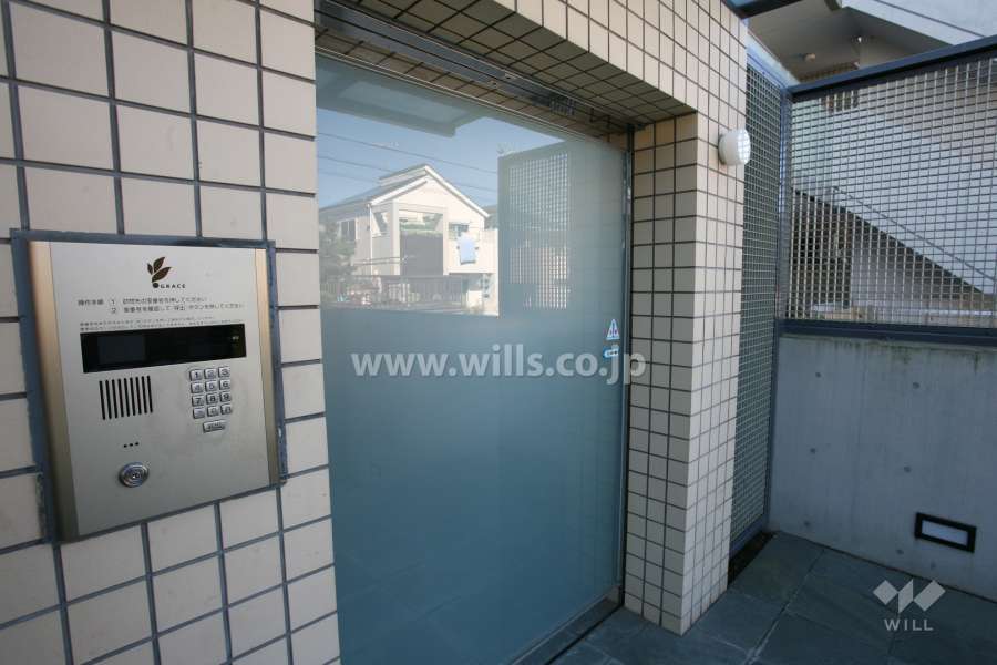 エントランスはオートロック付きです。