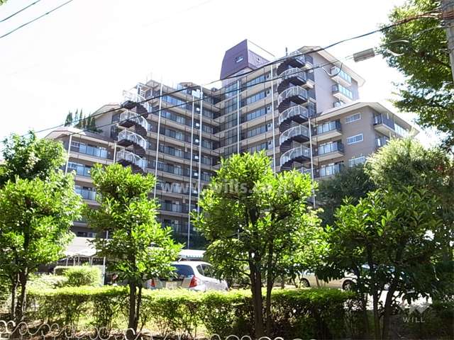 ローレルハイツ千里5号棟の外観（北東側から）