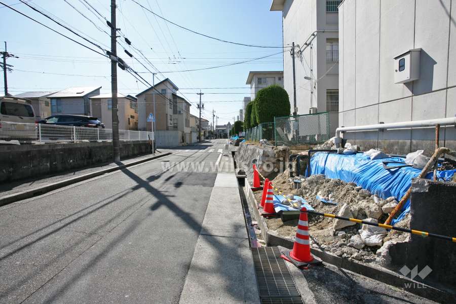 敷地東側の前面道路
