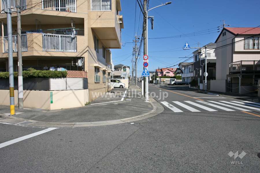 敷地東側の前面道路(南側から)