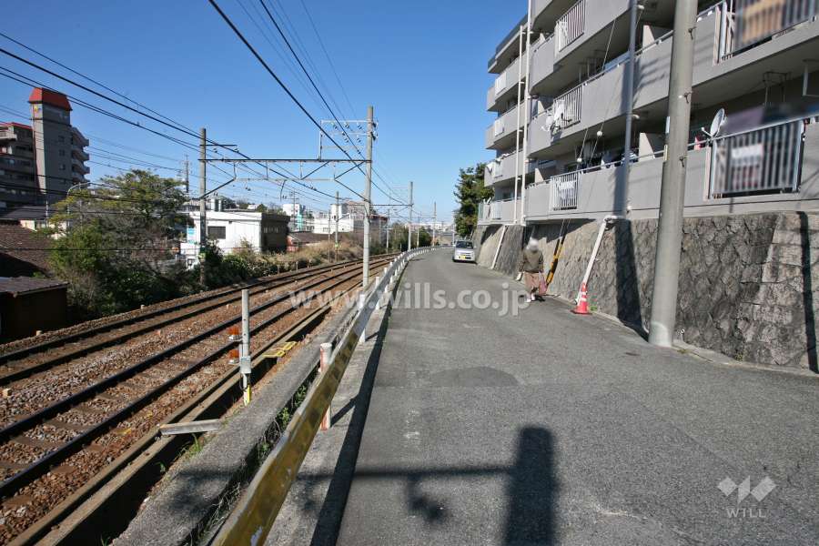敷地南側は名鉄名古屋本線に面しています。