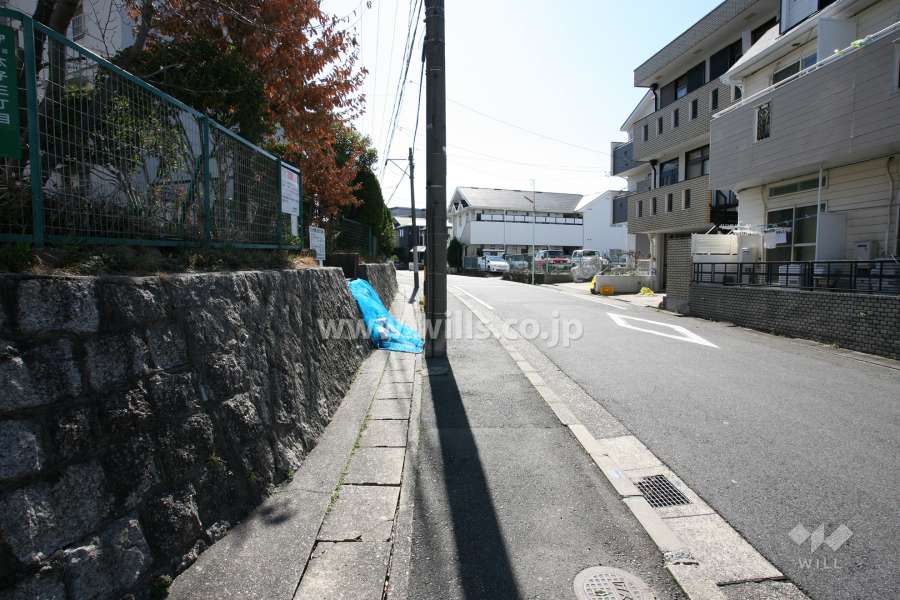 敷地西側の前面道路