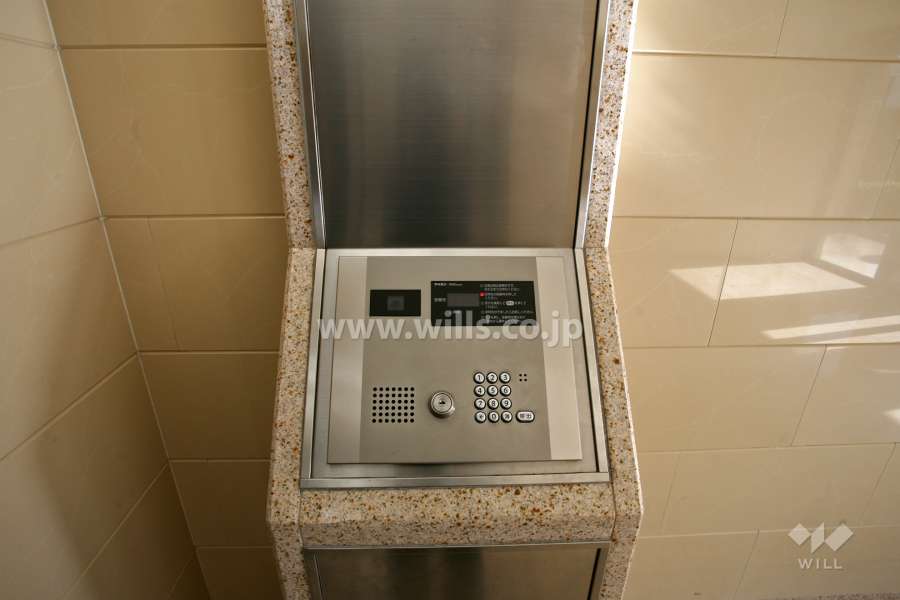 エントランスはオートロック付きです。