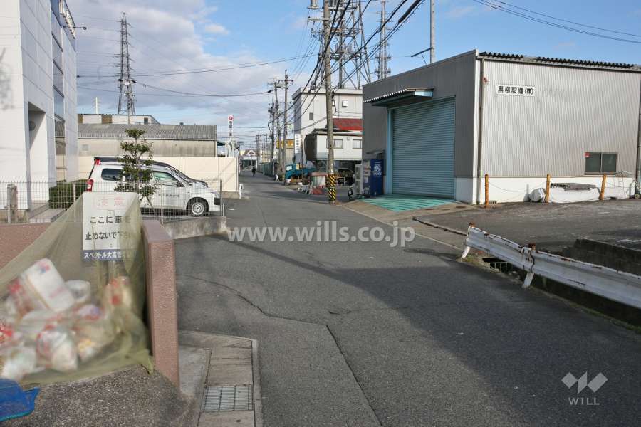 敷地北東側の前面道路(南東側から)