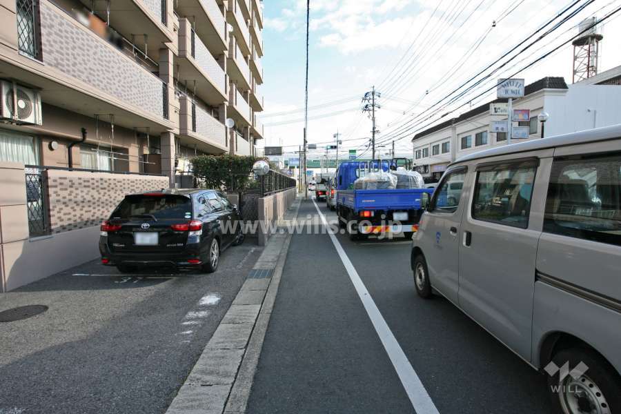 敷地南東側の前面道路(南西側から)