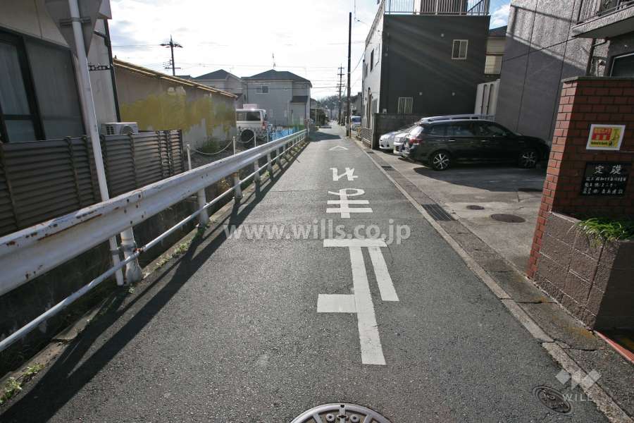 敷地北東側の前面道路(北側から)