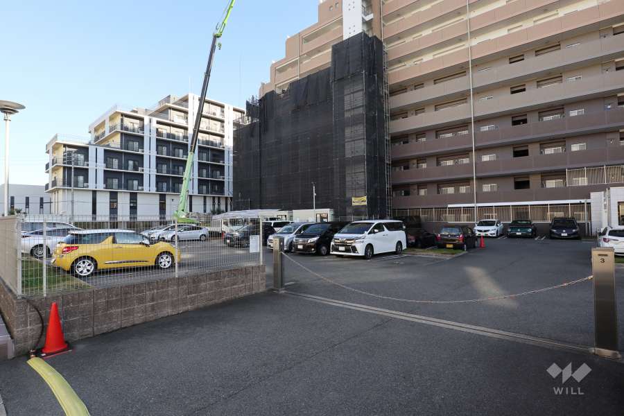 駐車場出入り口（ロボットゲート付き）・敷地内駐車場（屋外平面式）