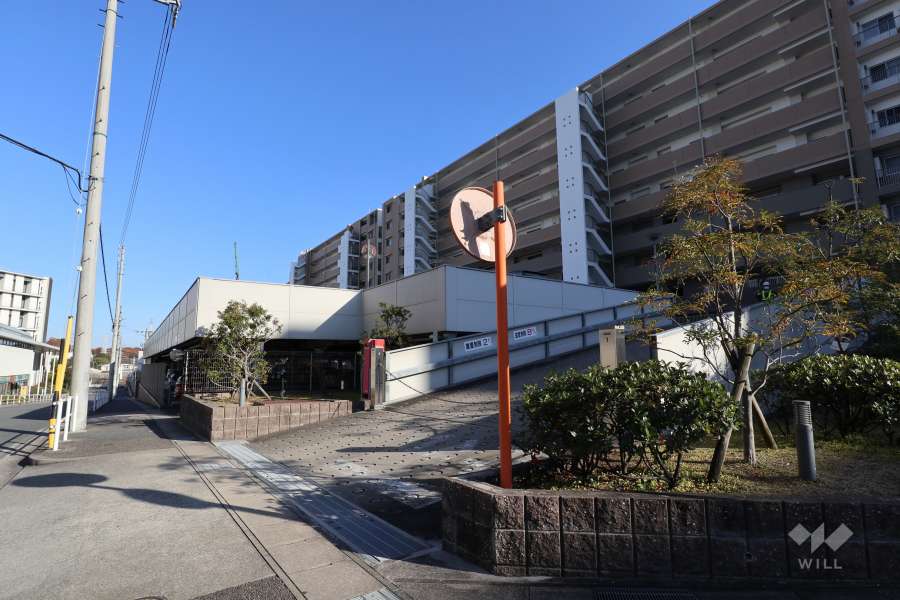 駐車場出入り口（ロボットゲート付き）・敷地内駐車場（自走式立体）