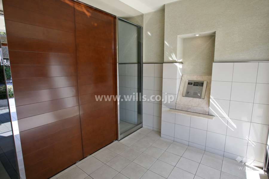 エントランスはオートロック付きです。