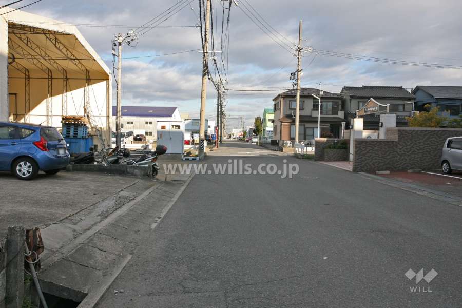 敷地西側の前面道路(南側から)
