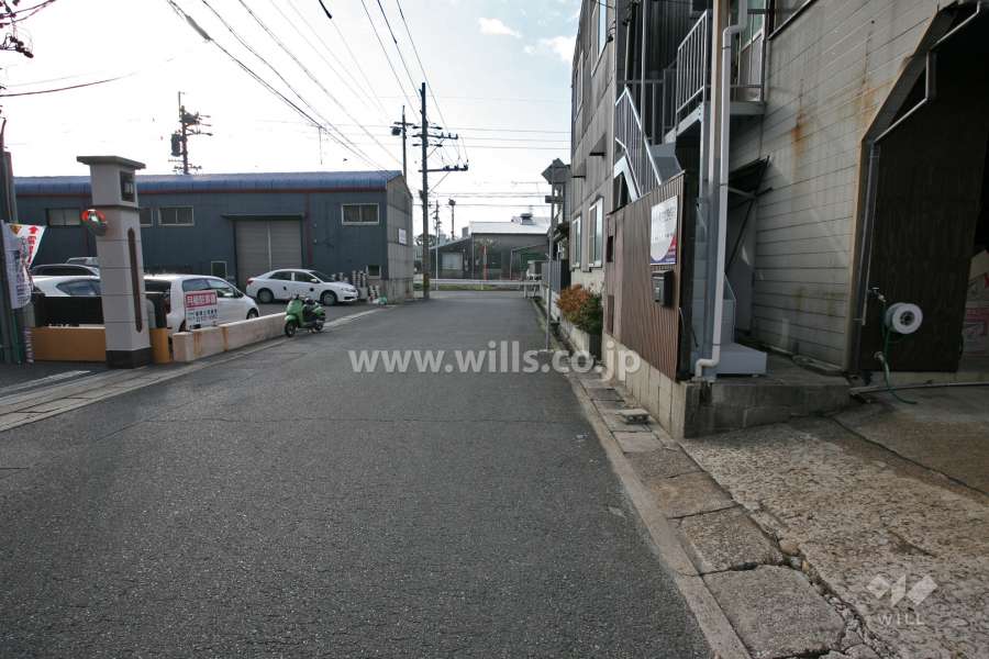 敷地西側の前面道路(北側から)