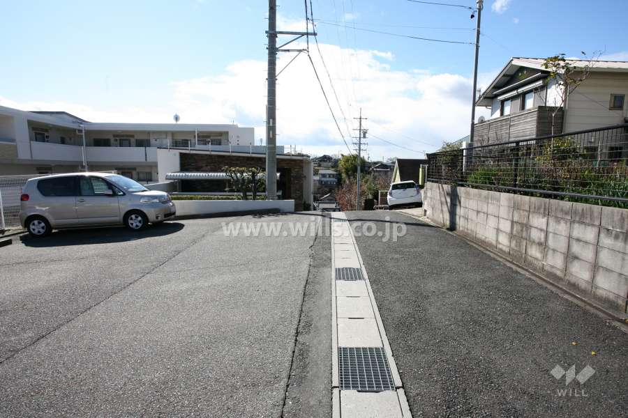 敷地北西側の前面道路（北東側から）