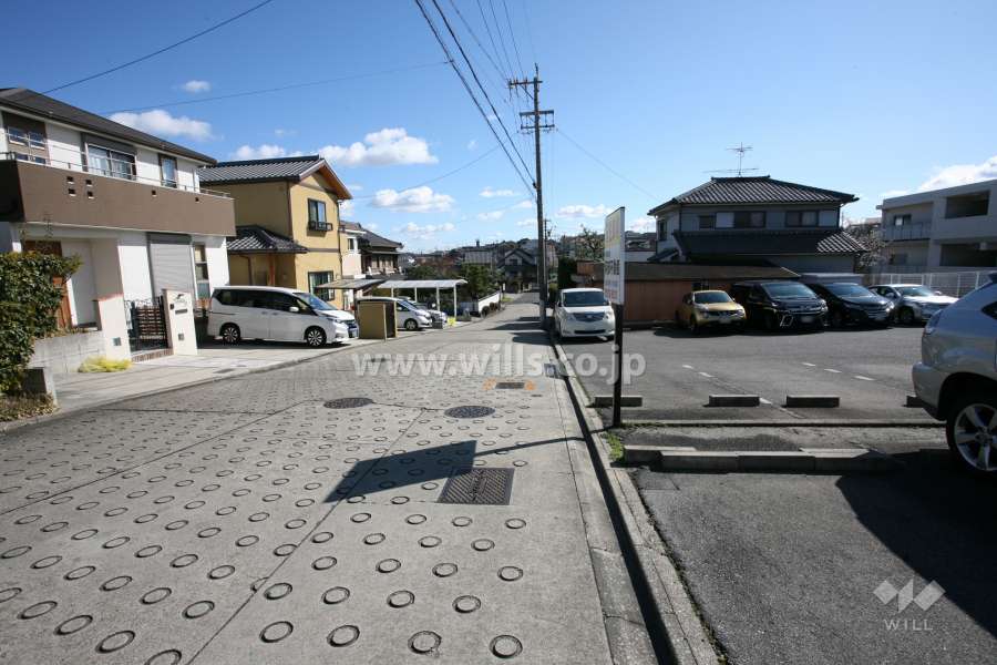 敷地東側の前面道路（北側から）
