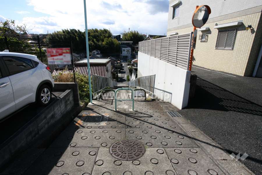敷地南側の前面道路（東側から）