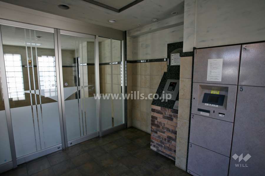 エントランスはオートロック付きです。