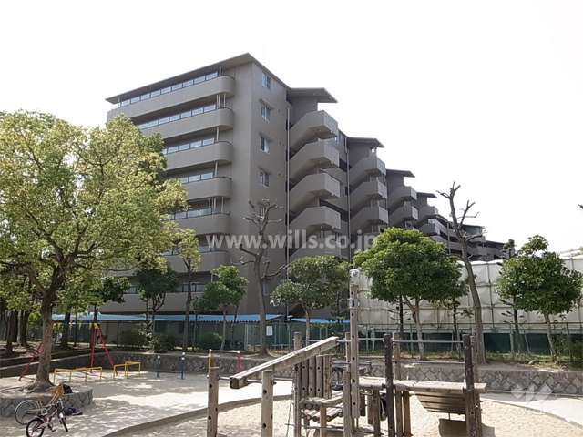 日興千里丘スカイマンションA棟の外観（北東側から）　敷地に隣接して公園があります。