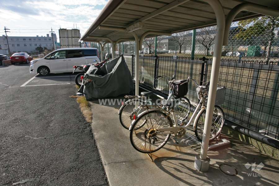 駐輪場とバイク置き場