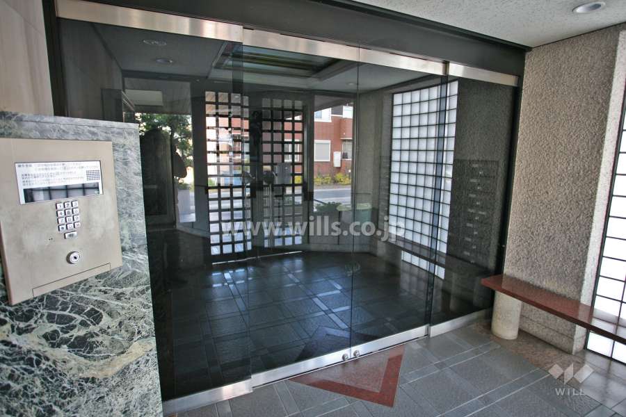 エントランスはオートロック付きです。