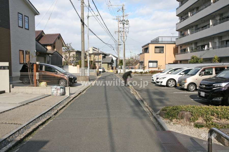 敷地南西側の前面道路（南東側から）