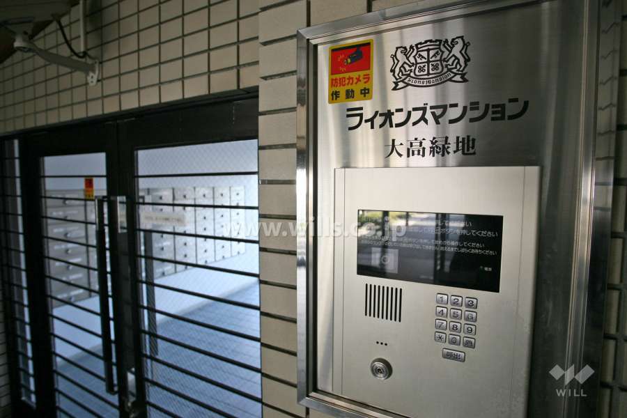 エントランスはオートロック付きです。