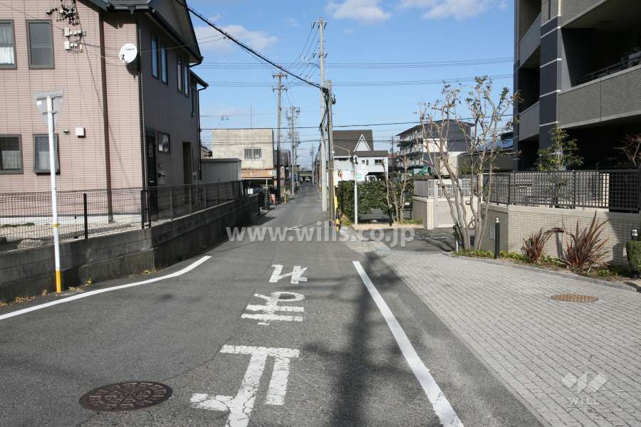 敷地西側の前面道路