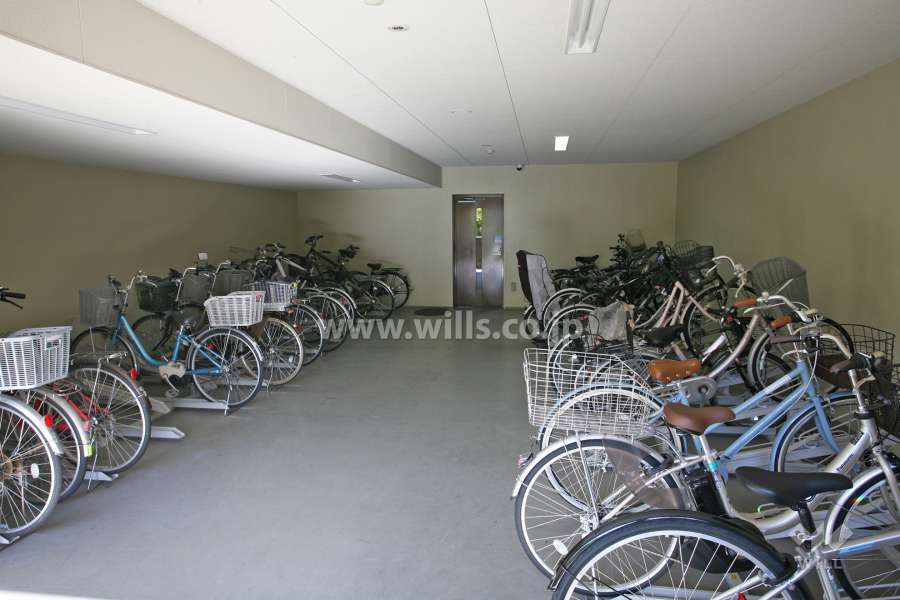 屋内に設けられた駐輪場