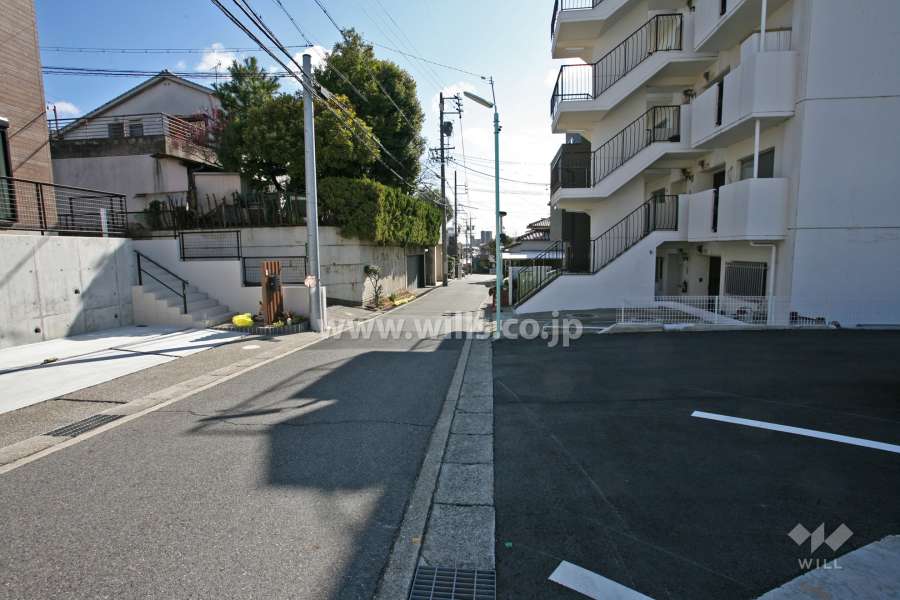 敷地北側の前面道路(東側から)