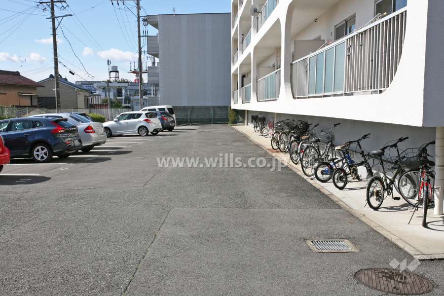 敷地内駐車場（屋外平面式）と駐輪場