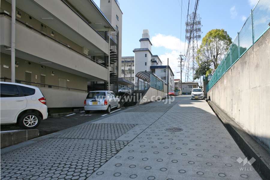 敷地北西側の前面道路（北東側から）
