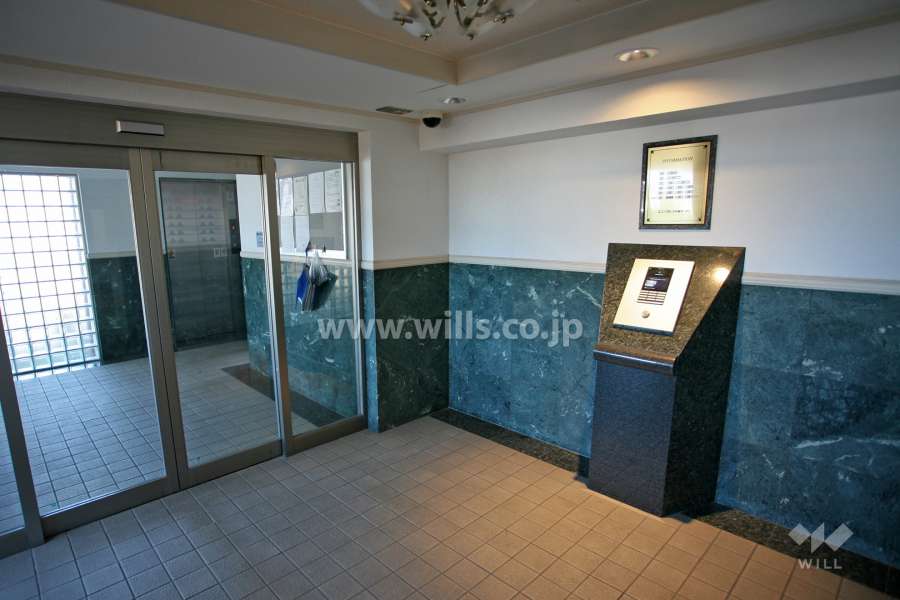 エントランスはオートロック付きです。