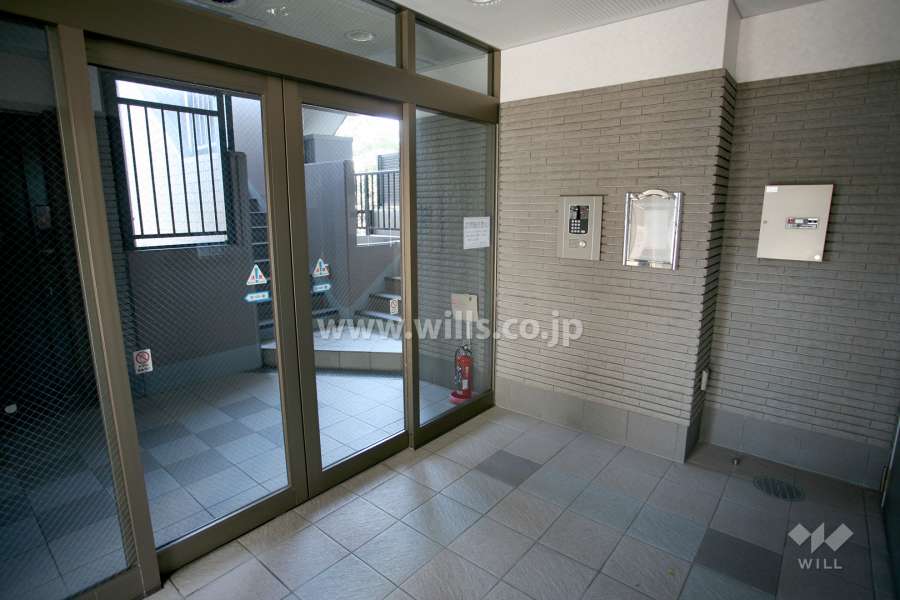 エントランスはオートロック付きです。