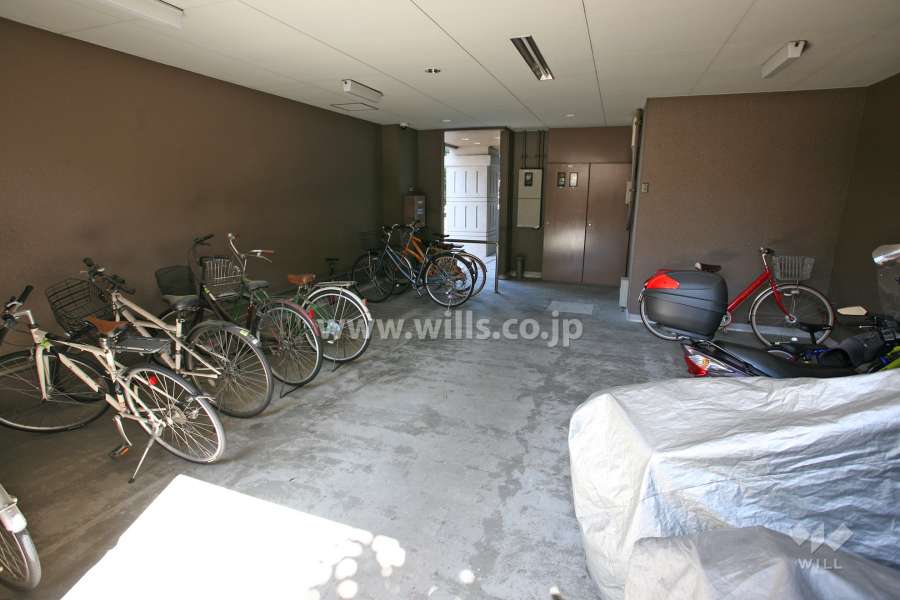 屋内に設けられた駐輪場