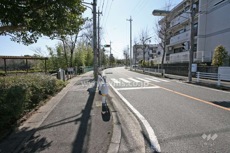 敷地北東側の前面道路