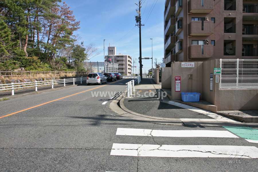 敷地北東側の前面道路(北西側から)