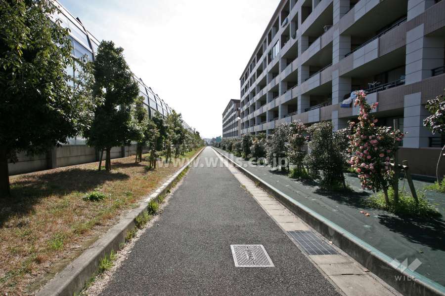 敷地南東側は高速道路と国道302号に隣接しています。