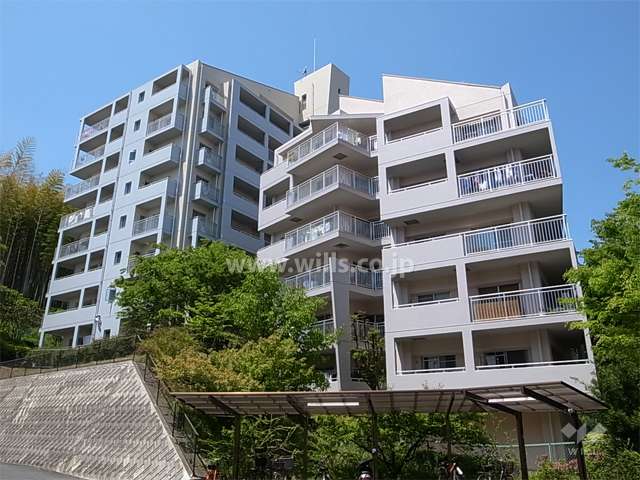 東急ドエルアルス緑地公園B棟（右）とA棟（左）
