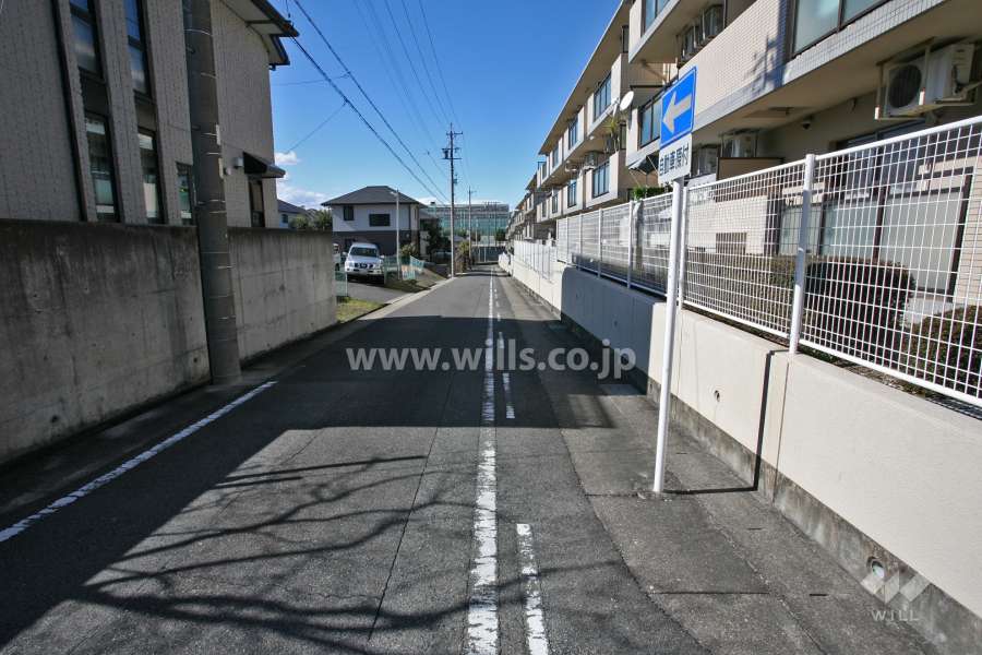 敷地南西側の前面道路(南東側から)