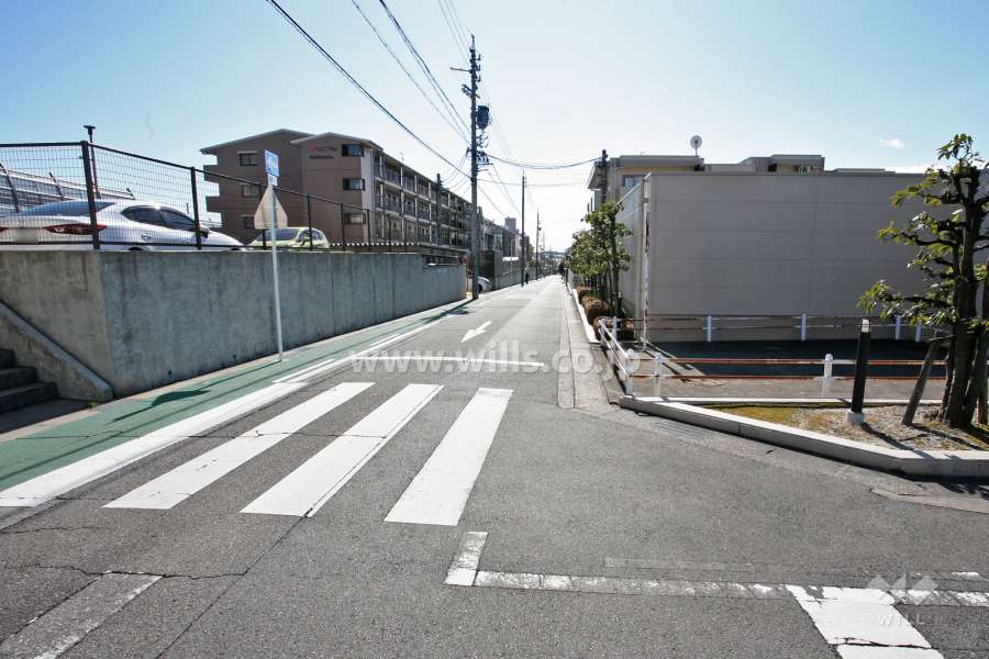 敷地南東側の前面道路(北東側から)