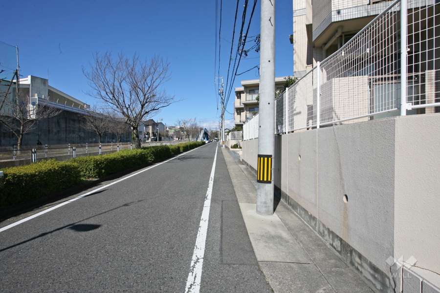 敷地北西側の前面道路（南西側から）