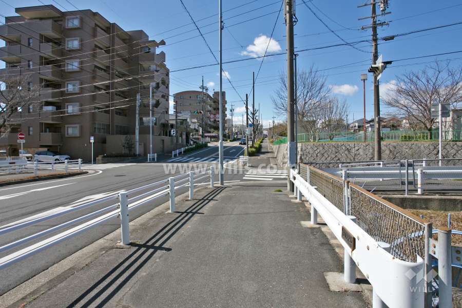 敷地北側の前面道路(東側から)