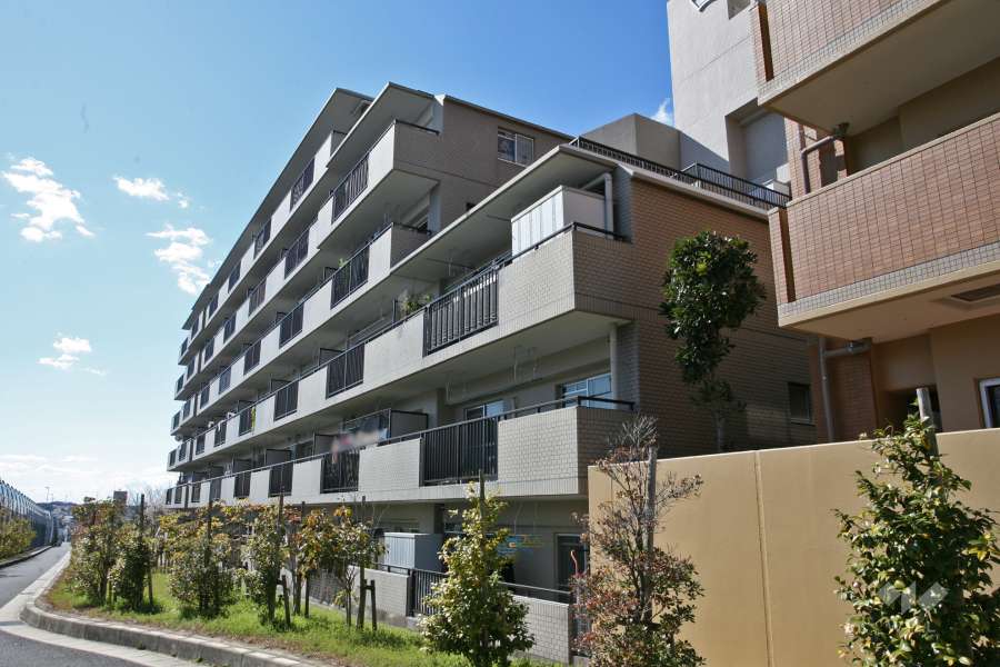 宝マンション滝の水の外観（東側から）