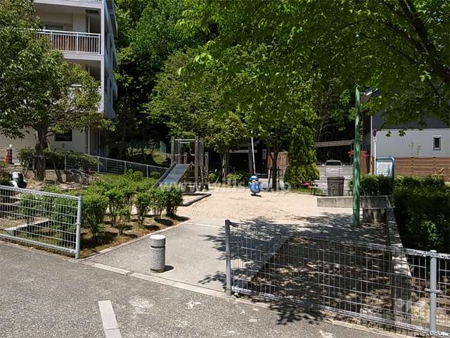 敷地に隣接して小さな公園があります。