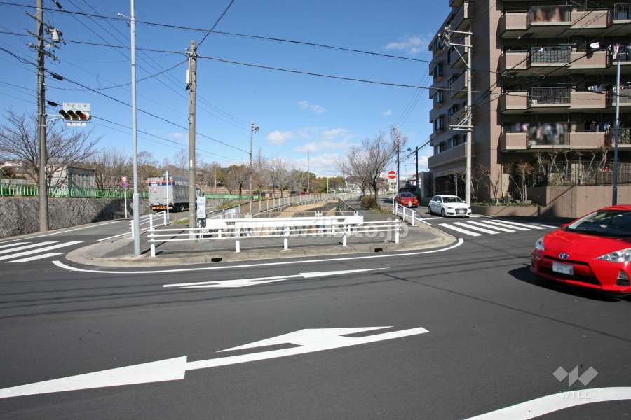 敷地西側の前面道路