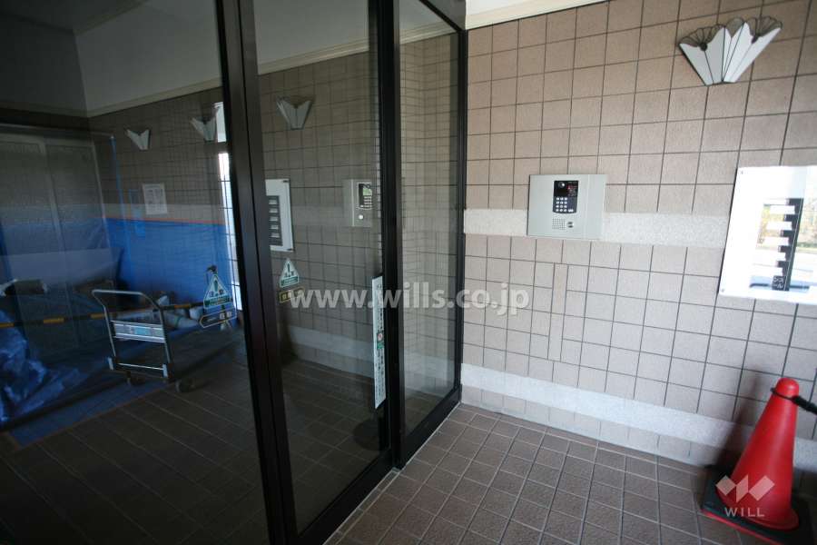 エントランスはオートロック付きです。