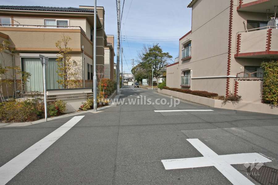 敷地西側の前面道路