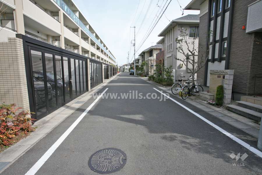 敷地南側の前面道路