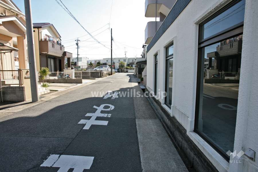敷地北東側の前面道路(北西側から)