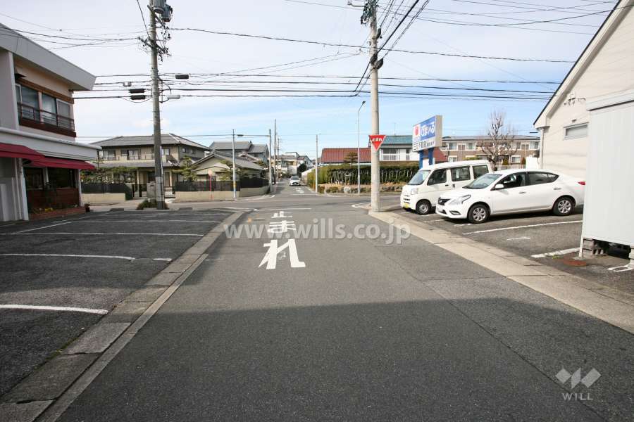 敷地西側の前面道路（南側から）